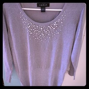 Silver freckled grey sweater with pearl beadsEUC❣️